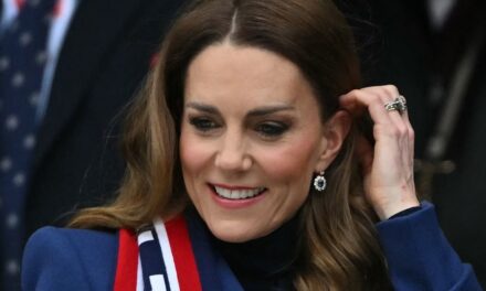 Kate Middleton réapparaît avec « autorité » dans un manteau Alexander McQueen