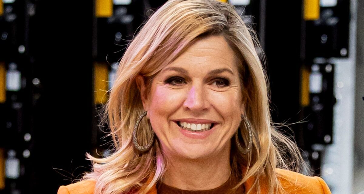 Le look de rêve mandarine de la reine Maxima est la meilleure façon d&rsquo;essayer des couleurs vives à 50 ans.
