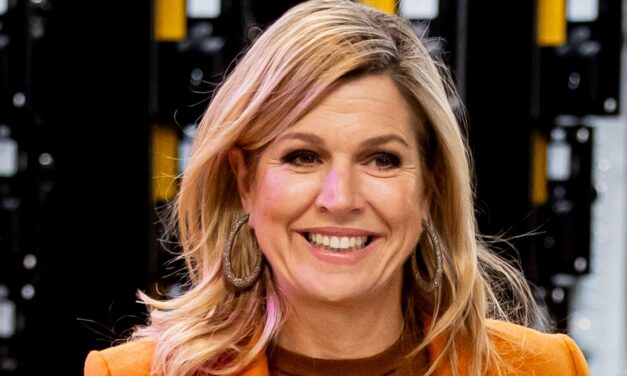 Le look de rêve mandarine de la reine Maxima est la meilleure façon d&rsquo;essayer des couleurs vives à 50 ans.