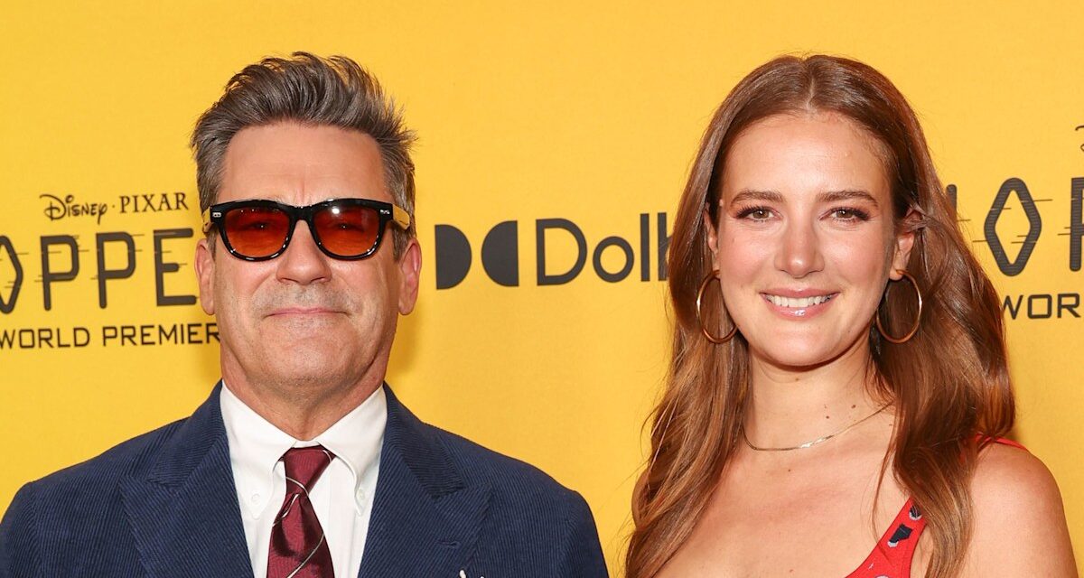 Jon Hamm porte son accessoire préféré sur le tapis rouge lors d&rsquo;un rendez-vous avec sa femme actrice de 17 ans sa cadette