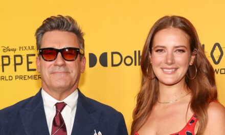 Jon Hamm porte son accessoire préféré sur le tapis rouge lors d&rsquo;un rendez-vous avec sa femme actrice de 17 ans sa cadette