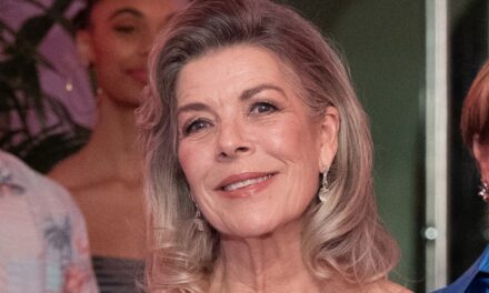 La robe longue en velours noir de la princesse Caroline de Monaco et Chanel est son meilleur look de 2026