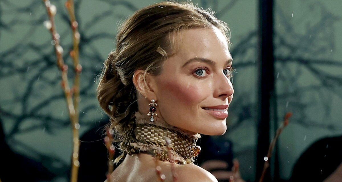 Margot Robbie éblouit dans sa plus belle robe nue pour la première de Wuthering Heights