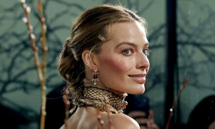 Margot Robbie éblouit dans sa plus belle robe nue pour la première de Wuthering Heights