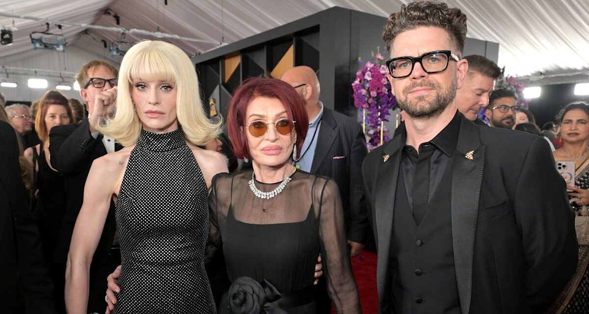 REGARDER : Sharon, Kelly, Jack et Aimée Osbourne réagissent en larmes à l&rsquo;hommage d&rsquo;Ozzy Osbourne aux Grammys
