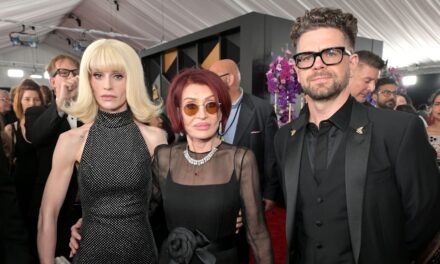 REGARDER : Sharon, Kelly, Jack et Aimée Osbourne réagissent en larmes à l&rsquo;hommage d&rsquo;Ozzy Osbourne aux Grammys