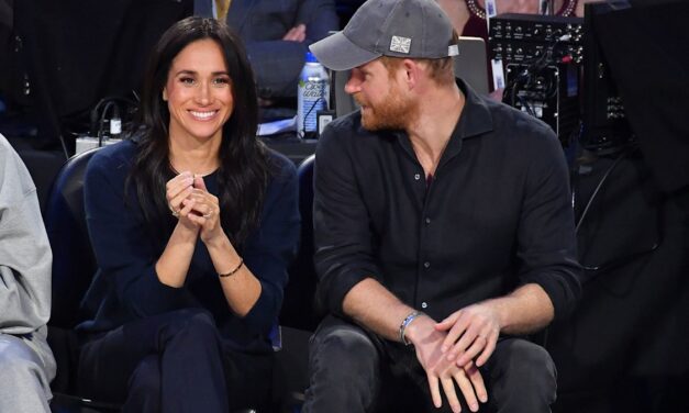 Le prince Harry fait un clin d&rsquo;œil secret au Royaume-Uni lors d&rsquo;une soirée NBA avec Meghan Markle