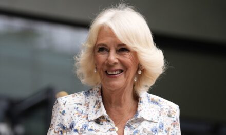 La reine Camilla vient de donner une touche royale impressionnante à la tendance « laitière »