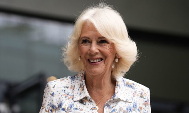 La reine Camilla, 78 ans, vient de ramener la tendance des jeans skinny de l&rsquo;an 2000