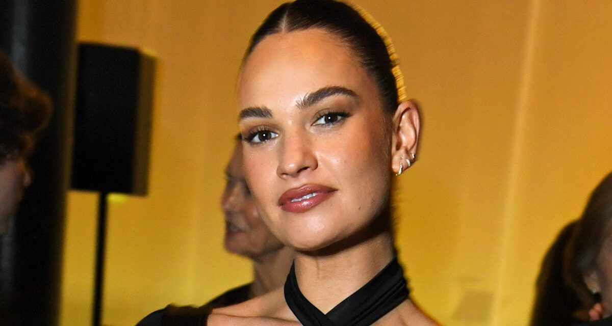Lily James est une renarde glamour vêtue d&rsquo;une robe ras de cou moulante pour une soirée avec Daisy Edgar-Jones