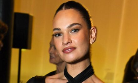 Lily James est une renarde glamour vêtue d&rsquo;une robe ras de cou moulante pour une soirée avec Daisy Edgar-Jones