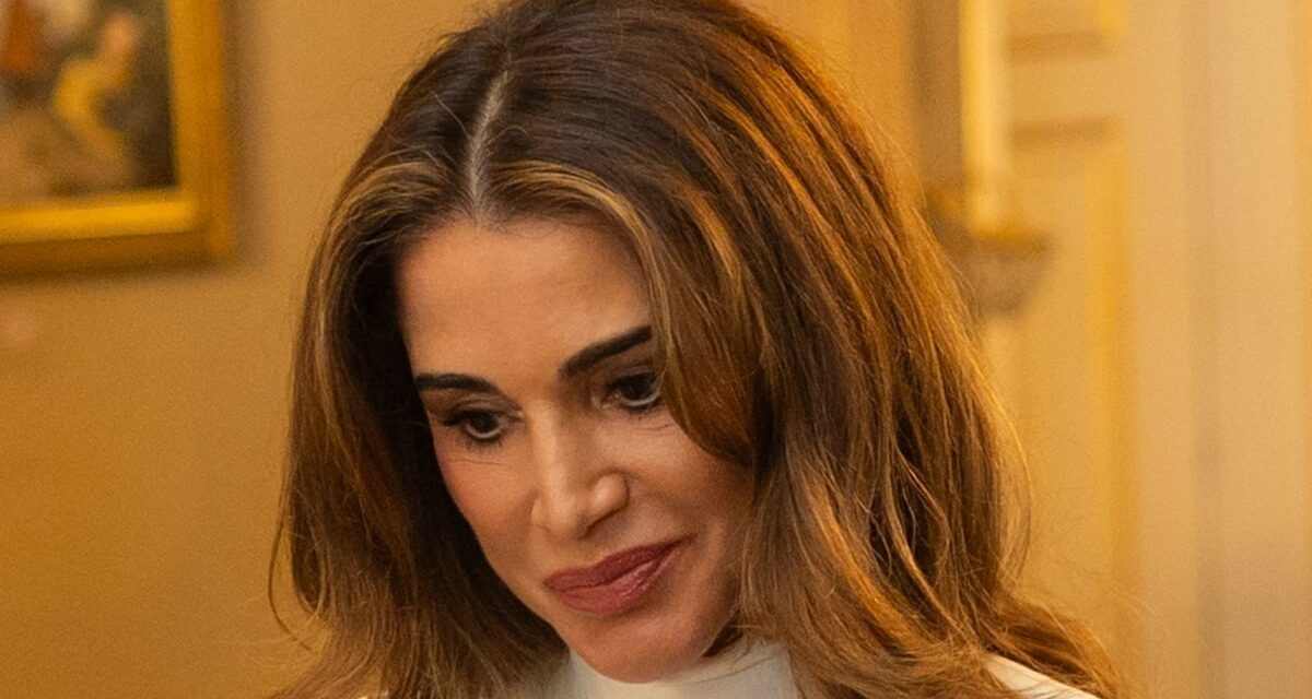 La reine Rania arbore le look le plus cintré à ce jour avec un manteau sculpté de 4 000 £