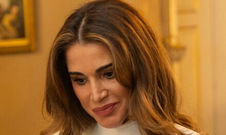 La reine Rania arbore le look le plus cintré à ce jour avec un manteau sculpté de 4 000 £