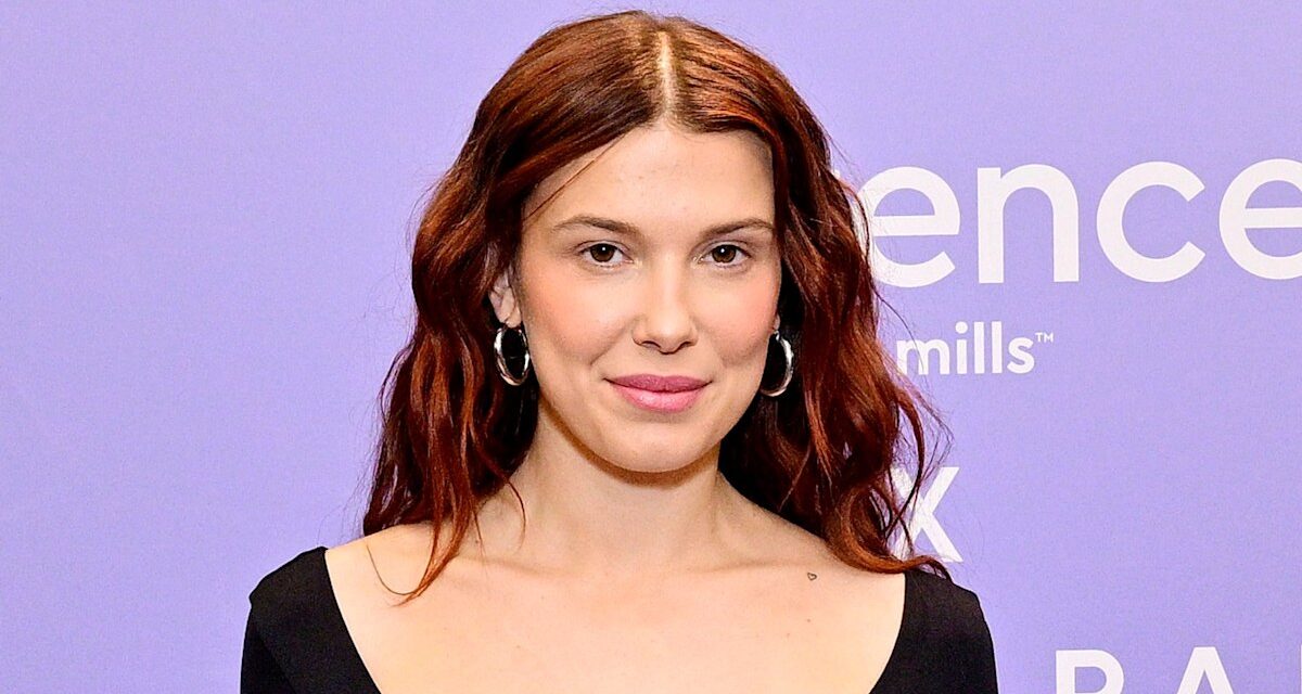 Millie Bobby Brown associe une petite tenue de tennis à des jambières et des talons dans de superbes nouvelles photos