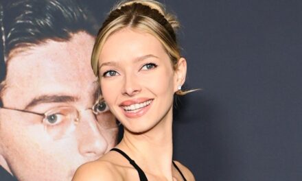 Apple Martin se prélasse au bord de la piscine en petit bikini pour une superbe photo