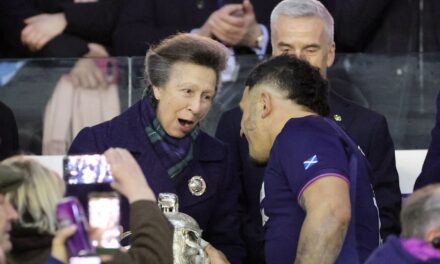 L&rsquo;interaction maladroite de la princesse Anne avec le capitaine du rugby écossais filmée
