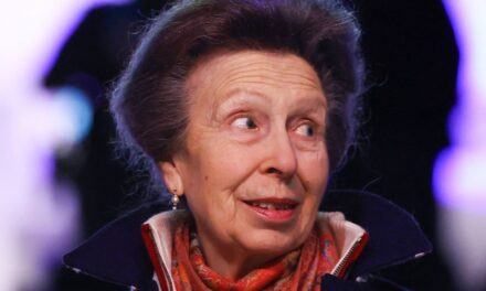 La princesse Anne et son mari Sir Timothy Laurence se délectent de tenues assorties lors de la cérémonie d&rsquo;ouverture des Jeux olympiques d&rsquo;hiver.