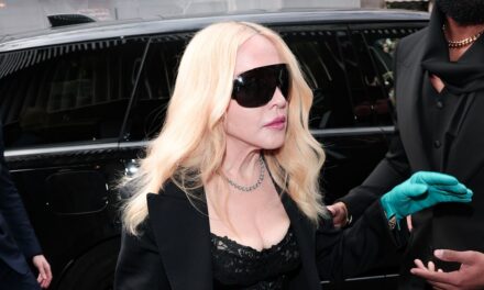 Madonna vient de porter ses talons les plus hauts avec une robe en dentelle corsetée à Milan