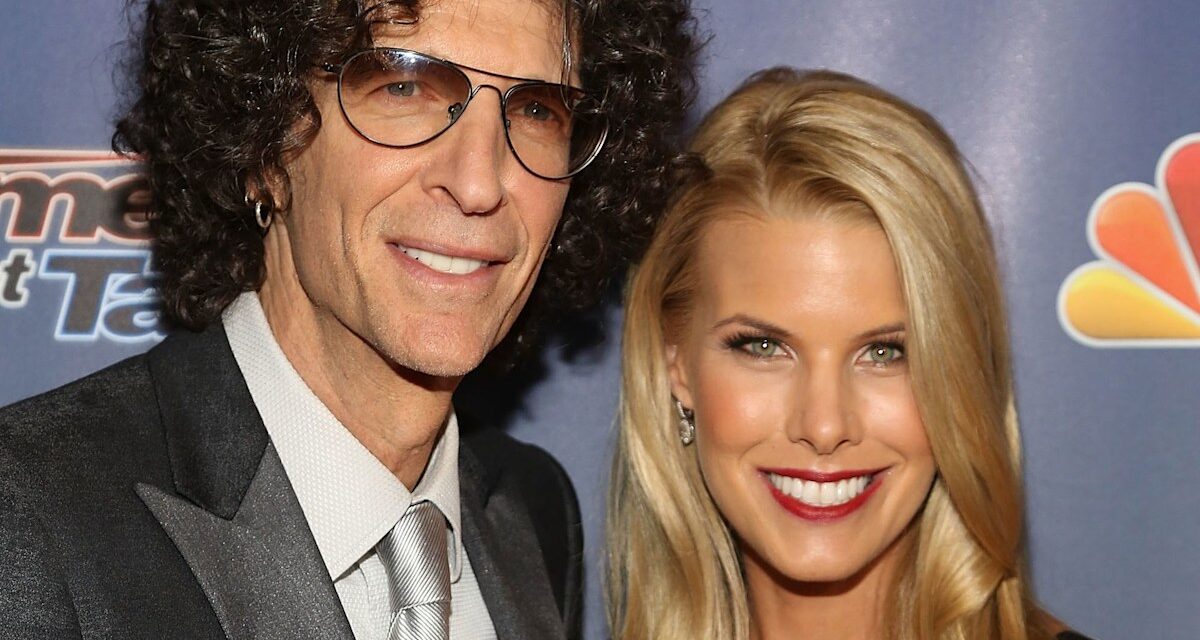 L&rsquo;épouse en bikini de Howard Stern, 53 ans, affiche un physique incroyable sur une rare photo de vacances