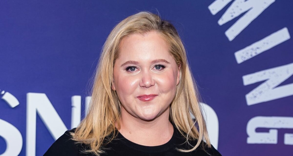 Amy Schumer étourdit en bikini rouge vif sur de nouvelles photos d&rsquo;un voyage à l&rsquo;étranger
