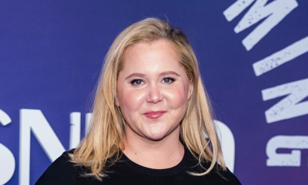 Amy Schumer étourdit en bikini rouge vif sur de nouvelles photos d&rsquo;un voyage à l&rsquo;étranger