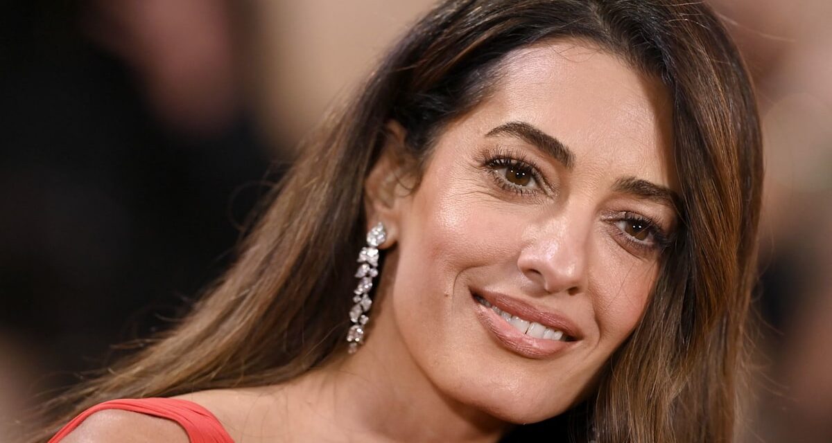 Amal Clooney vient de porter ses bottes les plus audacieuses à ce jour lors d&rsquo;une sortie avec son mari George