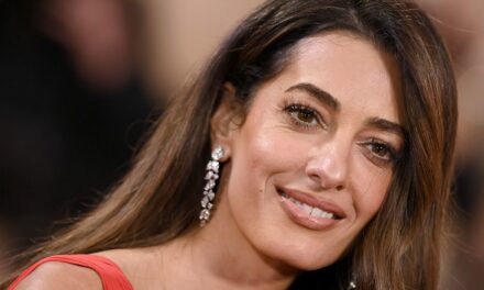 Amal Clooney vient de porter ses bottes les plus audacieuses à ce jour lors d&rsquo;une sortie avec son mari George