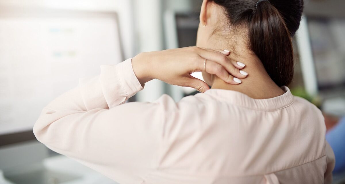 4 façons étonnamment simples de lutter contre la bosse au bureau – avant que votre mauvaise posture ne soit « difficile à inverser »
