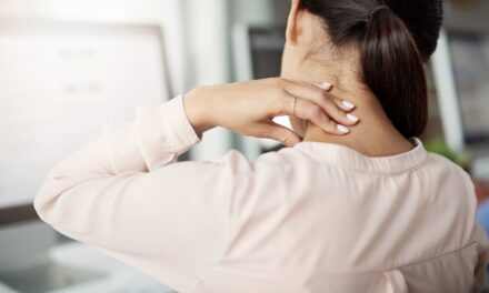 4 façons étonnamment simples de lutter contre la bosse au bureau – avant que votre mauvaise posture ne soit « difficile à inverser »