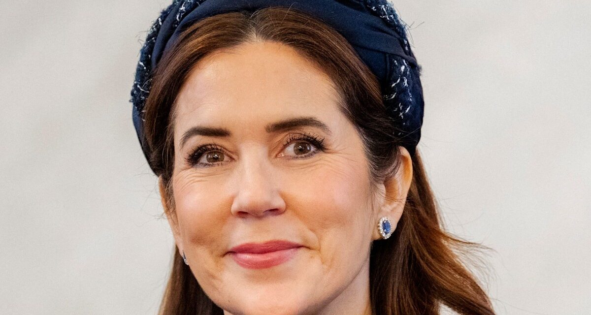 La reine Mary fête son 54e anniversaire en soie rose ballet « polie »