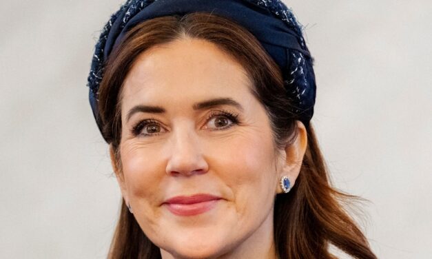 La reine Mary fête son 54e anniversaire en soie rose ballet « polie »