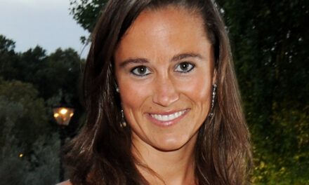 Pippa Middleton est une bombe de Chelsea dans une mini-robe rara vibrante – et avez-vous vu son bronzage