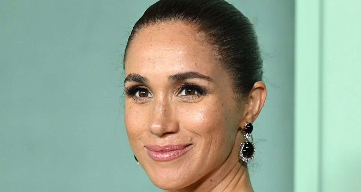Meghan Markle est une bombe du tapis rouge dans une robe bustier aux épaules dénudées