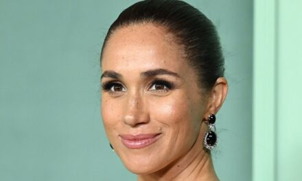 Meghan Markle est une bombe du tapis rouge dans une robe bustier aux épaules dénudées