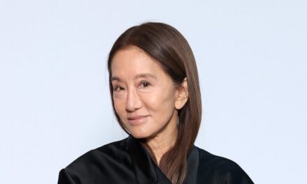 Vera Wang, 76 ans, et sa fille Joséphine « ressemblent à des sœurs » sur une nouvelle photo rare du duo aux Jeux olympiques