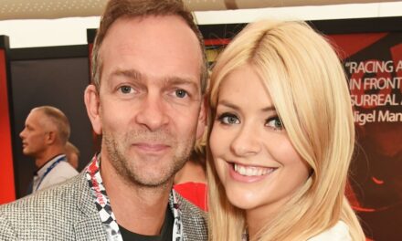 Holly Willoughby fait une rare déclaration publique à son mari, producteur de télévision, qu&rsquo;elle protège des projecteurs