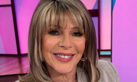 Ruth Langsford, 65 ans, nous montre comment porter son blazer en cuir à 79 £, quel que soit votre âge