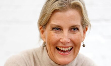 La duchesse Sophie est la reine des pistes en tenue de ski ajustée