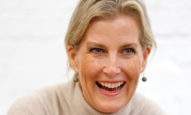 La duchesse Sophie est la reine des pistes en tenue de ski ajustée