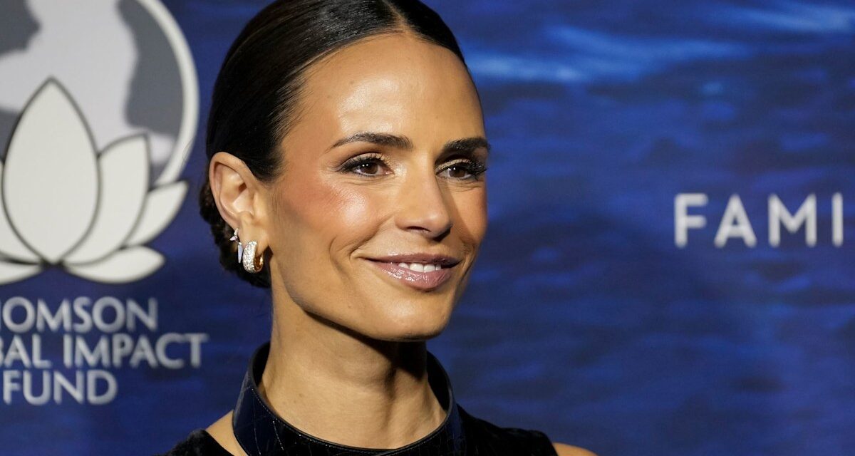 Jordana Brewster étourdit en petit bikini sur de nouvelles photos de coucher de soleil de vacances