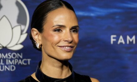 Jordana Brewster étourdit en petit bikini sur de nouvelles photos de coucher de soleil de vacances