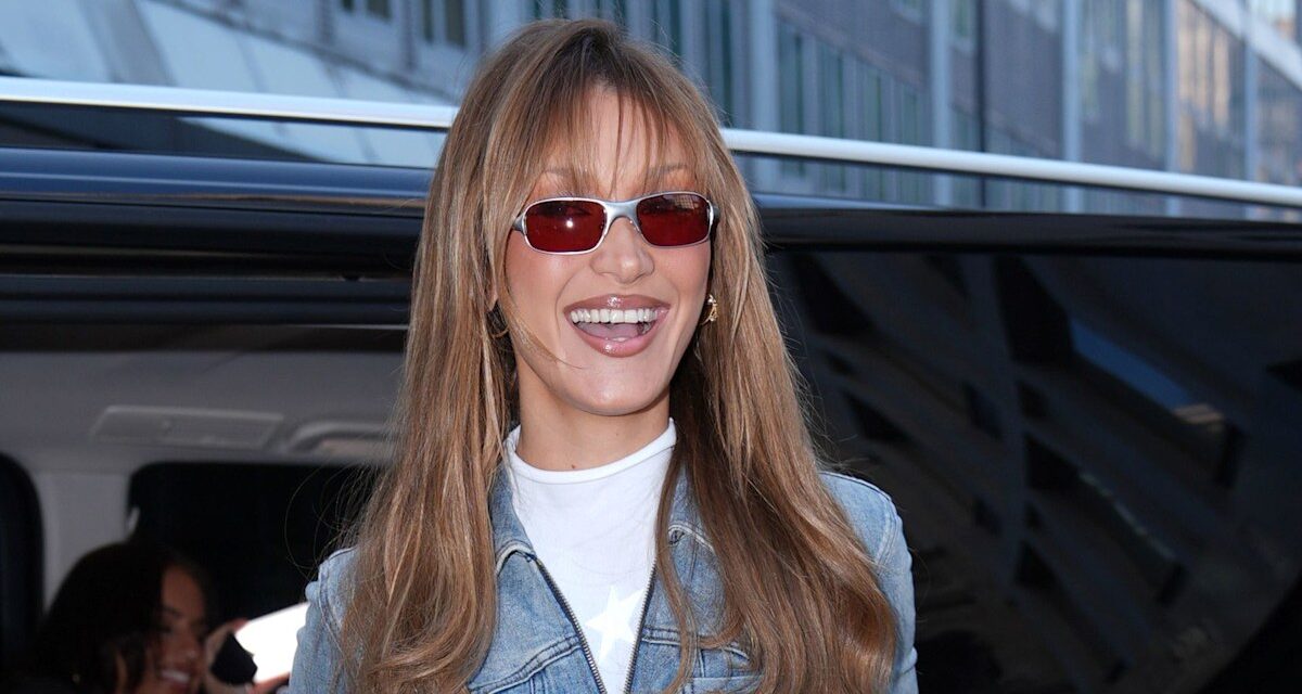Bella Hadid lance une nouvelle frange dans un look double denim moulant