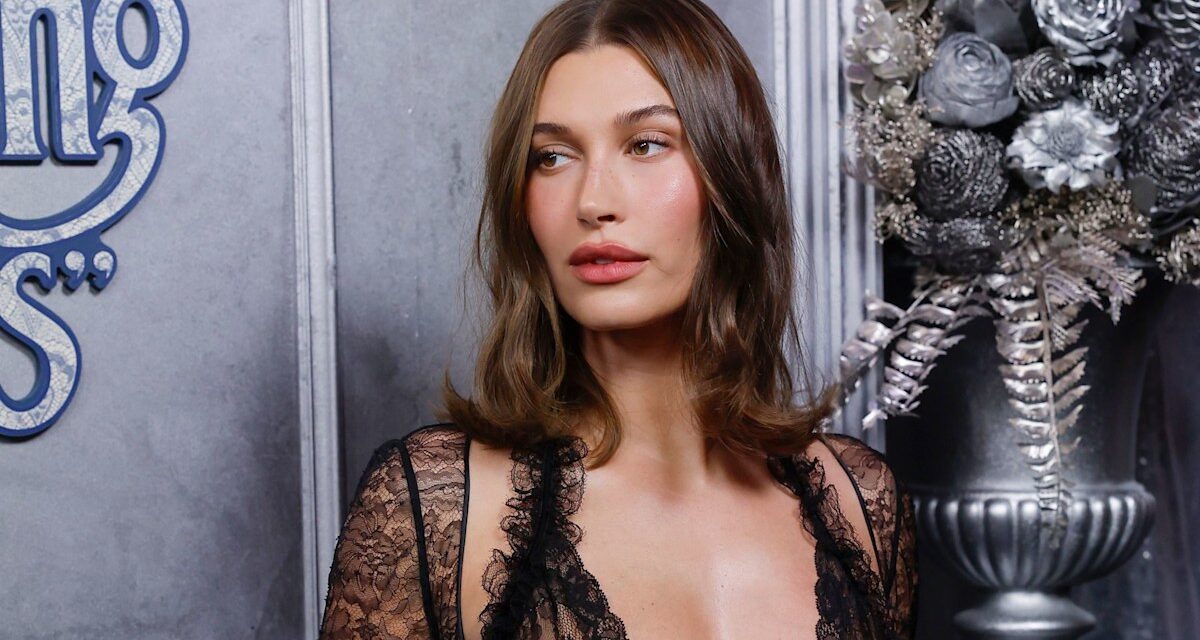 La robe nue de Hailey Bieber est une lettre d&rsquo;amour à la dentelle sensuelle