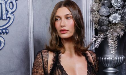 La robe nue de Hailey Bieber est une lettre d&rsquo;amour à la dentelle sensuelle