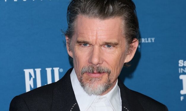 Ethan Hawke, 55 ans, rejoint par des filles adolescentes rarement vues pour le tapis rouge