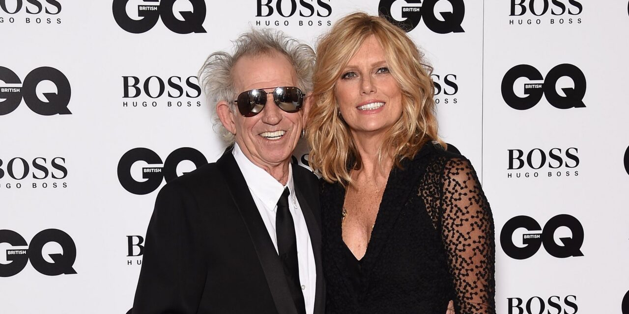 L&rsquo;épouse rarement vue de Keith Richards fait une apparition publique frappante alors que les fans se déchaînent