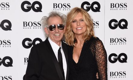 L&rsquo;épouse rarement vue de Keith Richards fait une apparition publique frappante alors que les fans se déchaînent