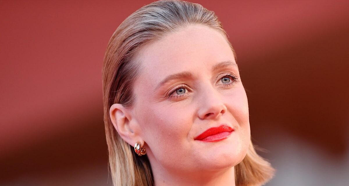 Romola Garai rejette la perspective « risible » de jouer un James Bond féminin – Exclusif