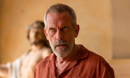 La vie de Hugh Laurie hors écran avec sa femme et ses trois enfants qui ont suivi ses traces