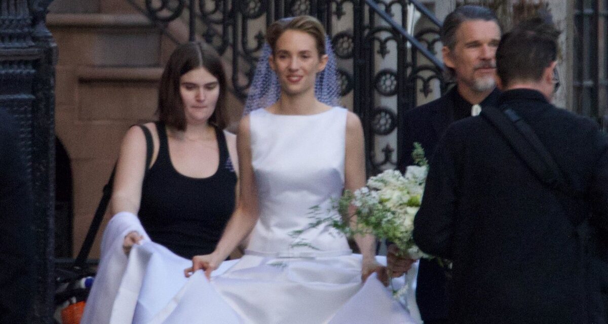 Maya Hawke est une vraie Carrie Bradshaw en robe de mariée « vintage » en satin et voile gonflé